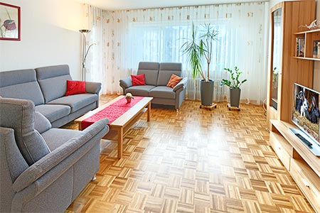 Wohnzimmer mit gemütlicher Sofaecke