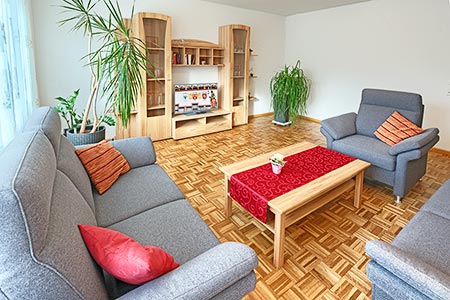 Wohnzimmer mit gemütlicher Sofaecke