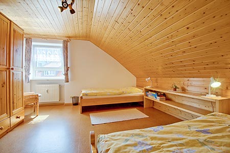 Schlafzimmer mit zwei Einzelbetten